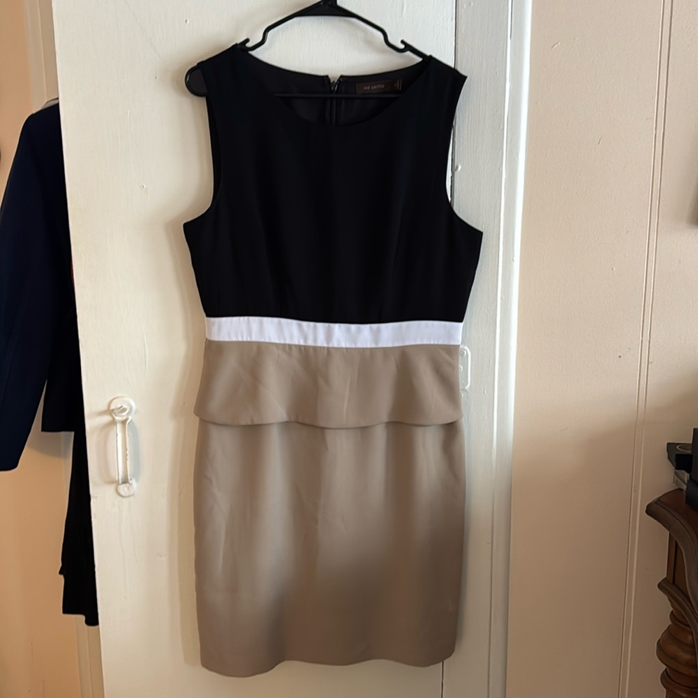 Sleeveless tri colored dress